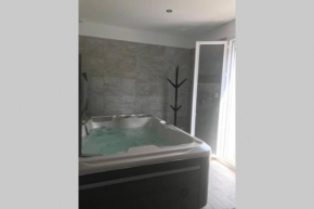 MAISON AVEC JACUZZI INTERIEUR ESPRIT BORD DE MER